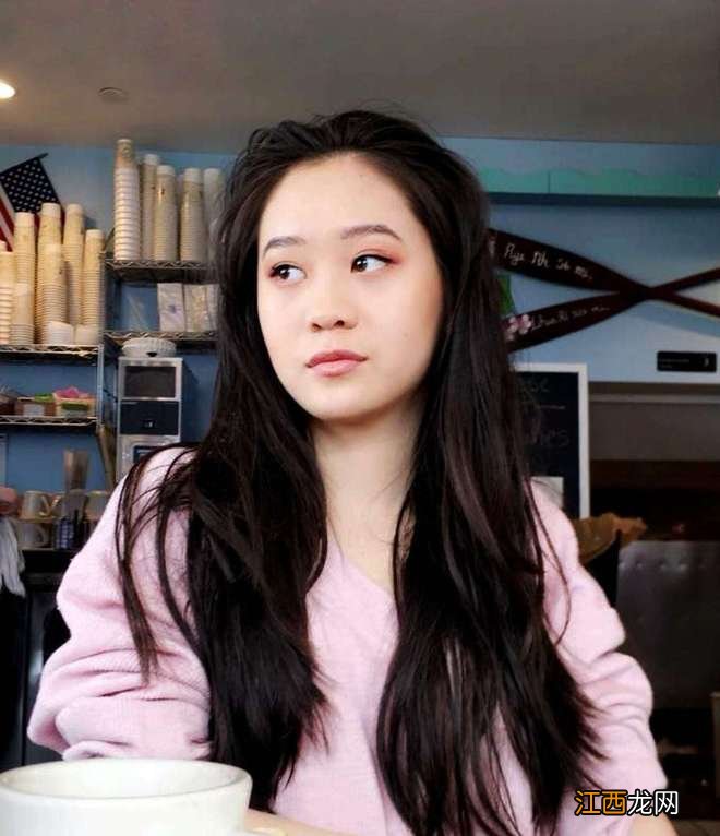 李连杰19岁女儿国外生活优渥！乘私人飞机兜风，身材丰满颜值抢镜