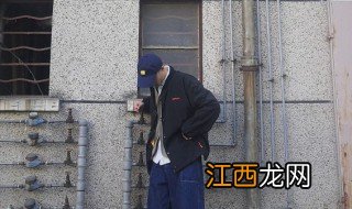 棒球服男生宽松点好还是修身点好