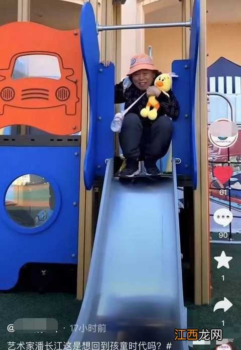65岁潘长江现身游乐园,打扮幼稚手捧布偶,表情浮夸举止惹争议