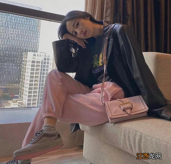 穿运动装的时髦女孩,是秋日赏心悦目的存在