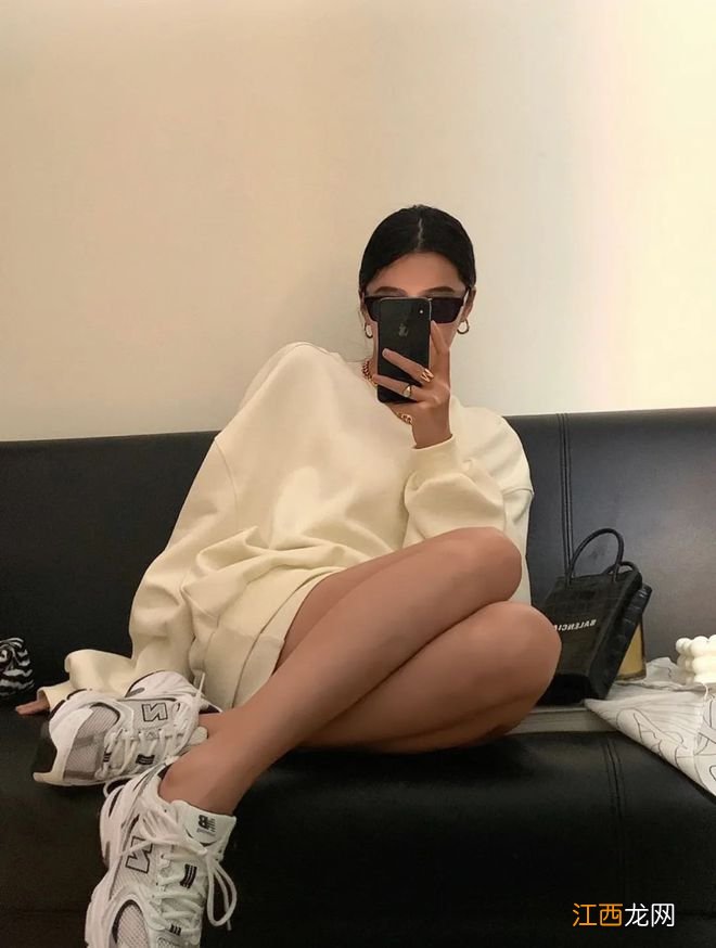 穿运动装的时髦女孩,是秋日赏心悦目的存在