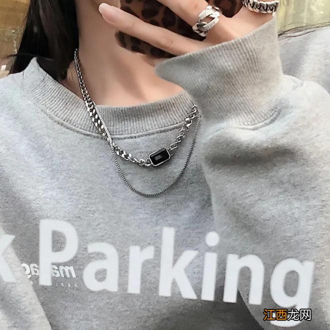 穿运动装的时髦女孩,是秋日赏心悦目的存在