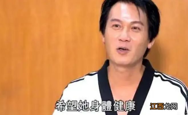 50岁“展昭”出席私人晚宴，被女粉丝包围乐开怀，前任是亿万富婆