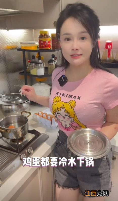 “阔太”冉莹颖晒名牌鞋子！鞋柜占满一整面墙，数量太多眼花缭乱