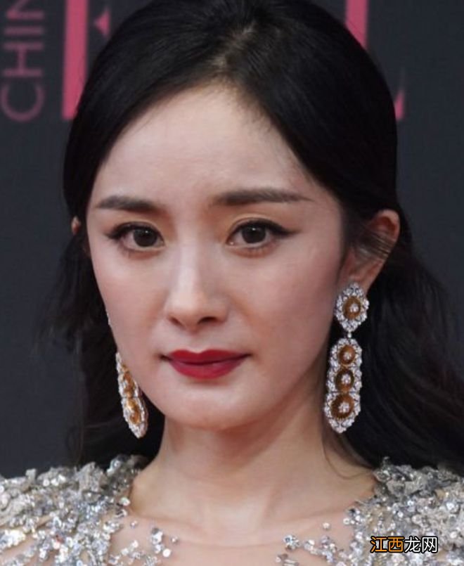 明星眼部状态,杨幂三眼皮,热巴细纹多,果然生图才是“照妖镜”