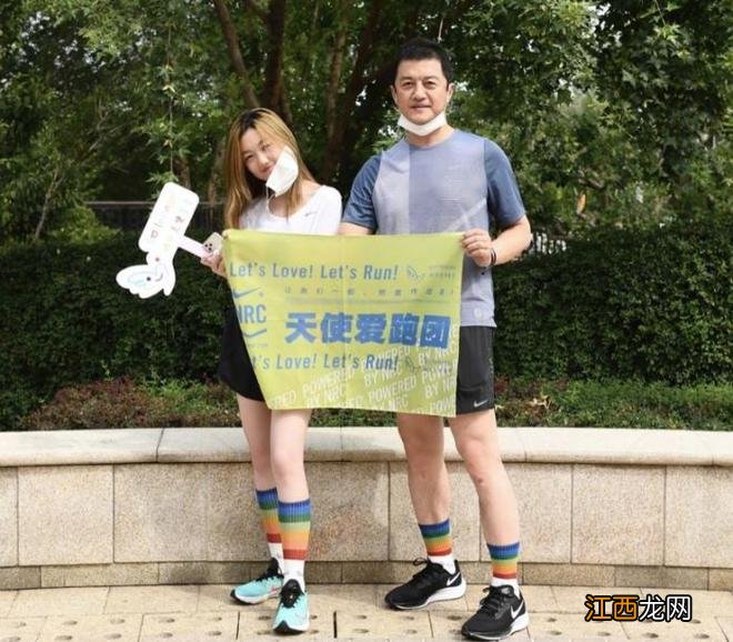 李亚鹏娇妻出门遛娃，海哈金喜容光焕发，半岁女儿五官秀气很健康