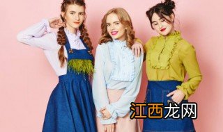 背带裙怎么搭配 背带裙怎么搭配上衣