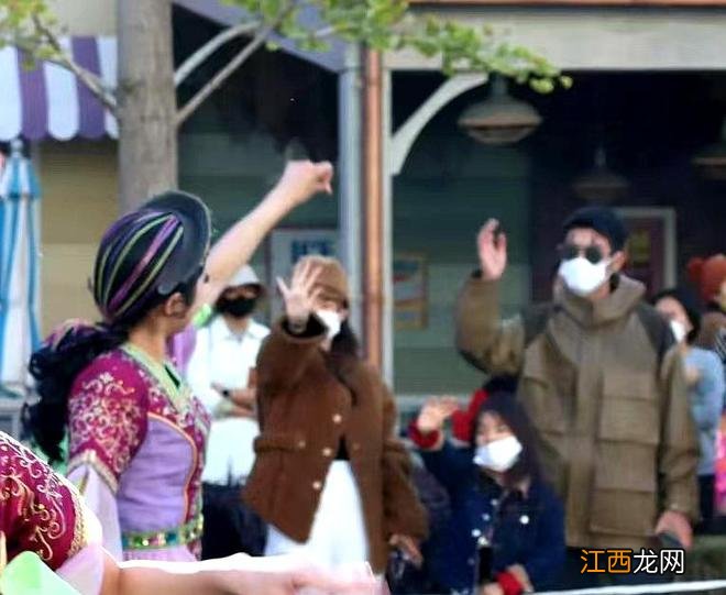 杜江夫妇带俩娃出游,霍思燕素颜眼睛变小,嗯哼跟同行女孩都像她