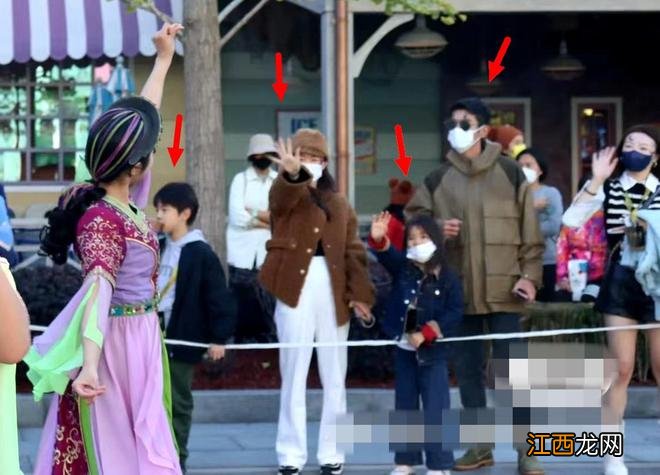 杜江夫妇带俩娃出游,霍思燕素颜眼睛变小,嗯哼跟同行女孩都像她