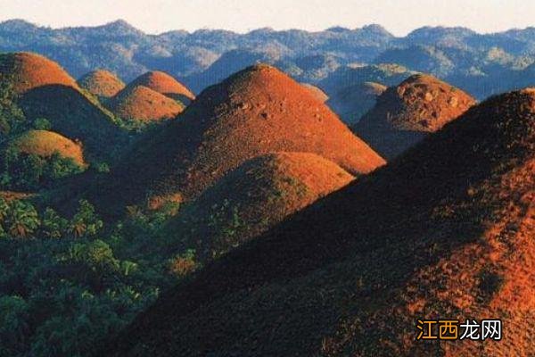 菲律宾最奇特的山峰群，不长树只长草，每到夏天就会变成巧克力山