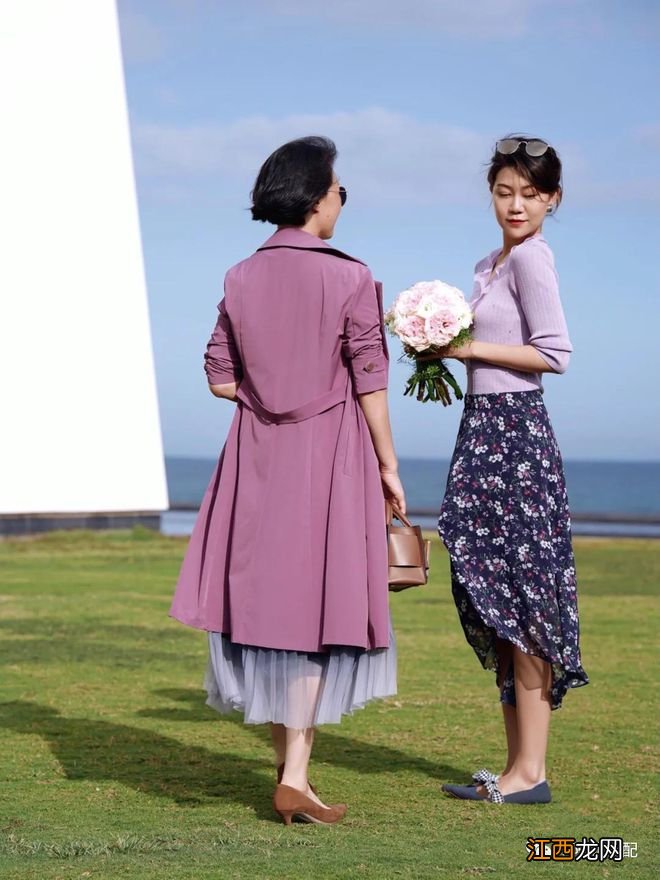 女人上了年纪后，鞋跟穿“粗”更气质，看这些50+妈妈就知道了