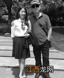 孟非在南京高尔夫场做婚礼主婚人，模样消瘦朴素，曝出场费12万起