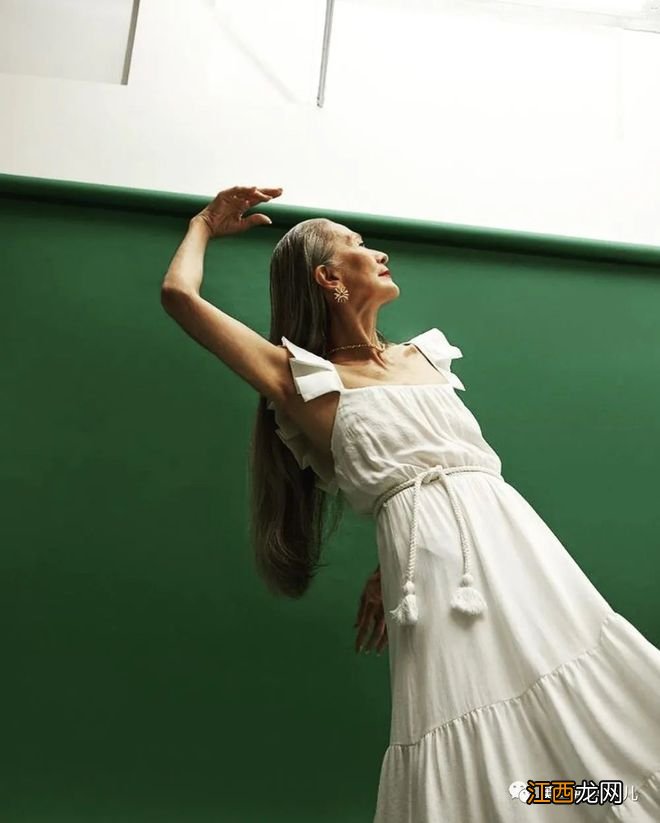 68岁出道的银发模特,走T台,上封面,奶奶也太酷了!