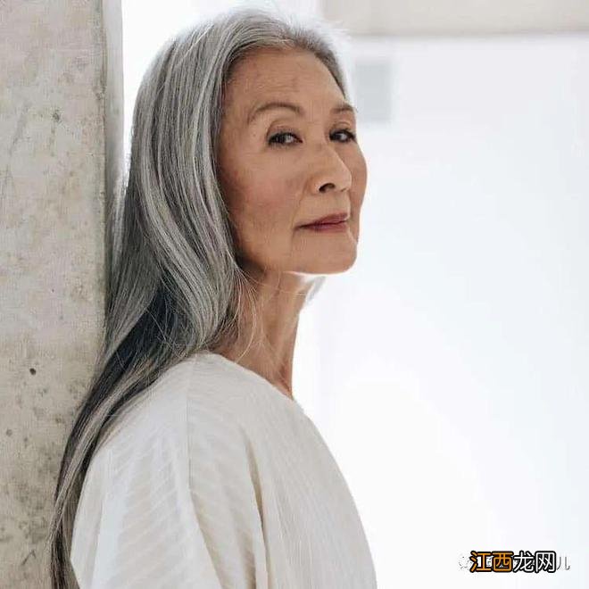 68岁出道的银发模特,走T台,上封面,奶奶也太酷了!