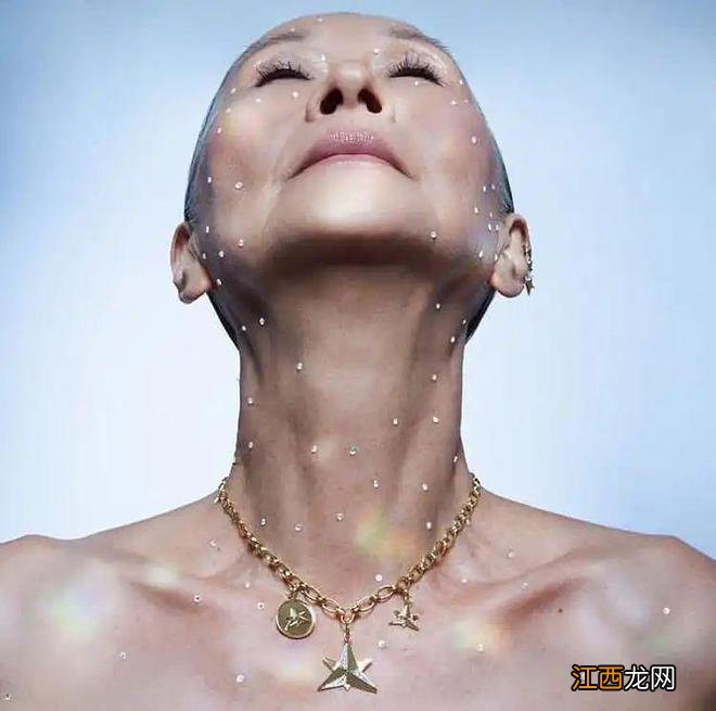 68岁出道的银发模特,走T台,上封面,奶奶也太酷了!