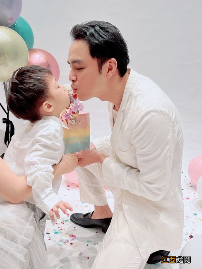 明道晒2岁儿子正面,父子久别重逢紧紧相拥,或留小孩在上海生活