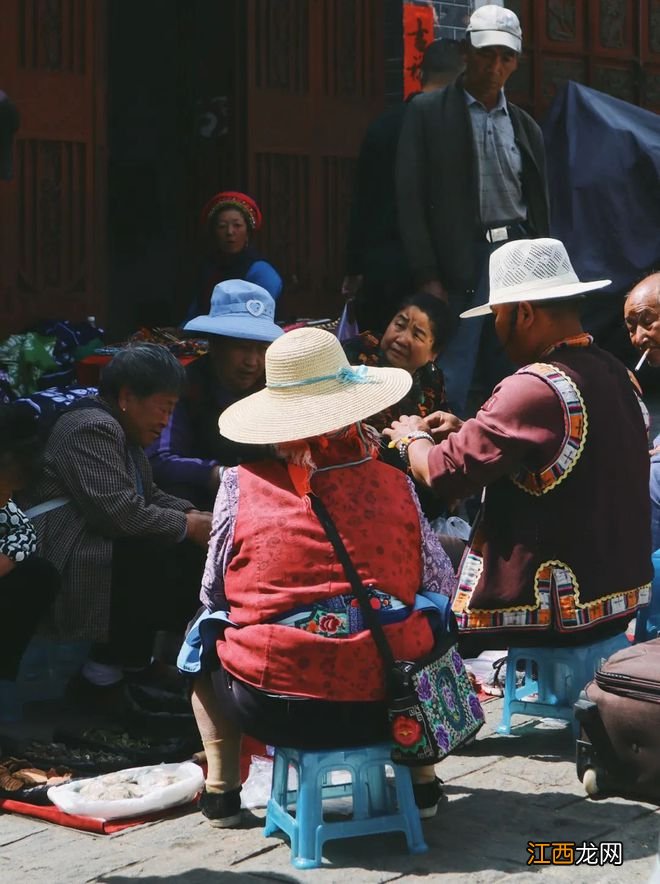 李现背奥特曼赶集上热搜！疫情下最崩溃的城市，藏着当下最珍贵的人间烟火气......