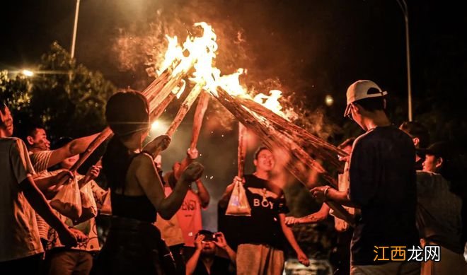 李现背奥特曼赶集上热搜！疫情下最崩溃的城市，藏着当下最珍贵的人间烟火气......