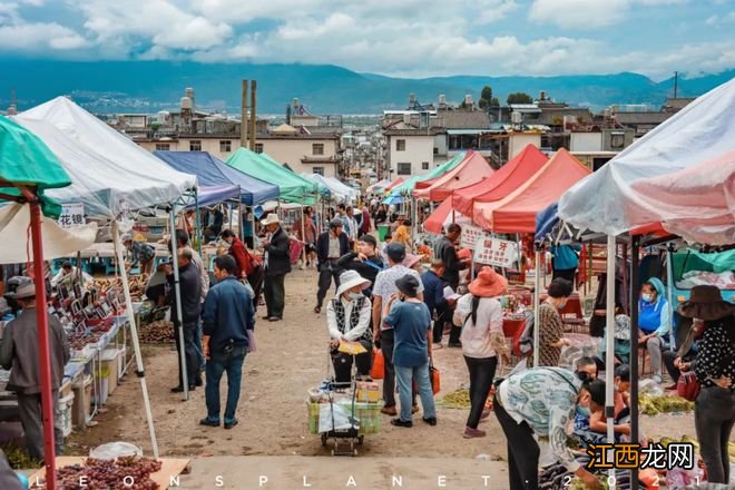 李现背奥特曼赶集上热搜！疫情下最崩溃的城市，藏着当下最珍贵的人间烟火气......