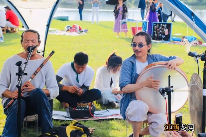 李现背奥特曼赶集上热搜!疫情下最崩溃的城市,藏着当下最珍贵的人间烟火气......
