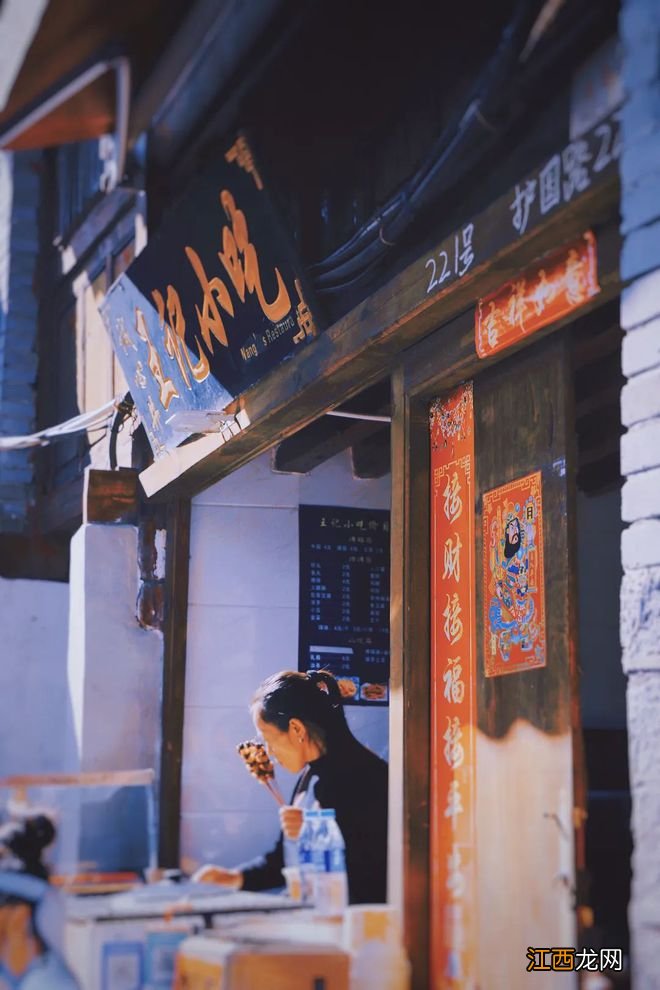 李现背奥特曼赶集上热搜!疫情下最崩溃的城市,藏着当下最珍贵的人间烟火气......