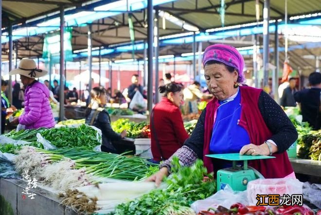 李现背奥特曼赶集上热搜！疫情下最崩溃的城市，藏着当下最珍贵的人间烟火气......