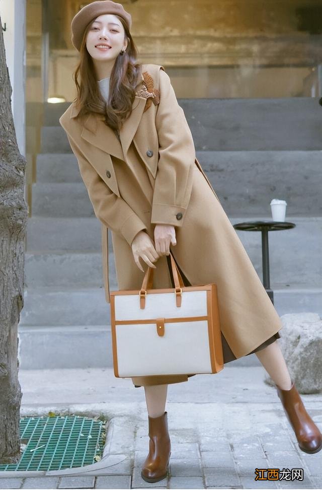 今年秋冬流行“大衣+短靴”，保暖又时髦，适合三四十岁的女人