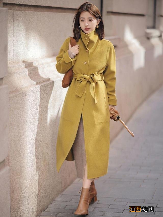 今年秋冬流行“大衣+短靴”，保暖又时髦，适合三四十岁的女人