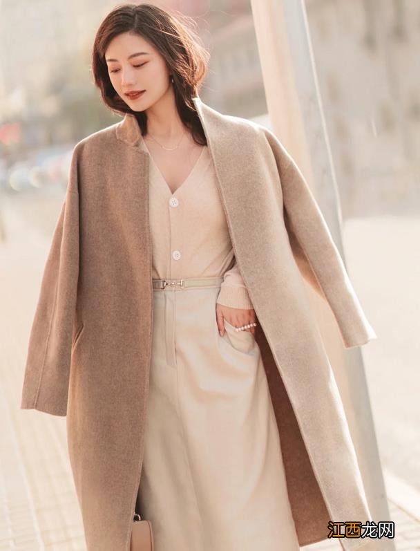 今年秋冬流行“大衣+短靴”，保暖又时髦，适合三四十岁的女人