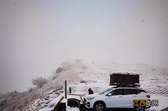 四月飘雪！北京门头沟灵山银装素裹，在暮春时节变成银白色的世界