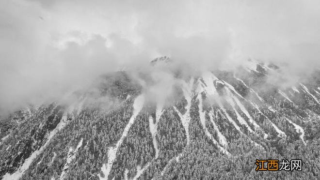 四川贡嘎山上白雪皑皑