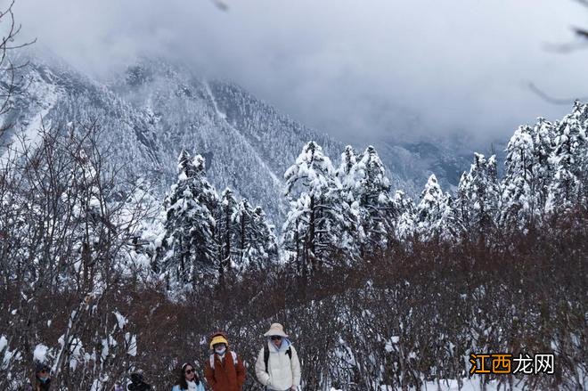 四川贡嘎山上白雪皑皑