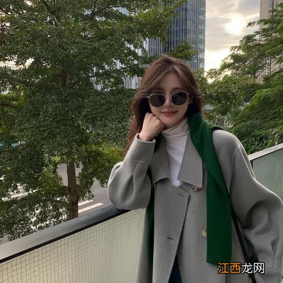 今秋毛衣流行“披着穿”,随性又高级