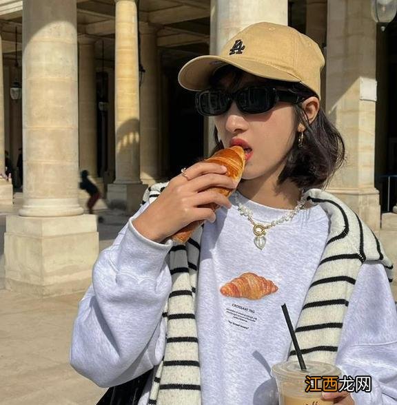 今秋毛衣流行“披着穿”,随性又高级