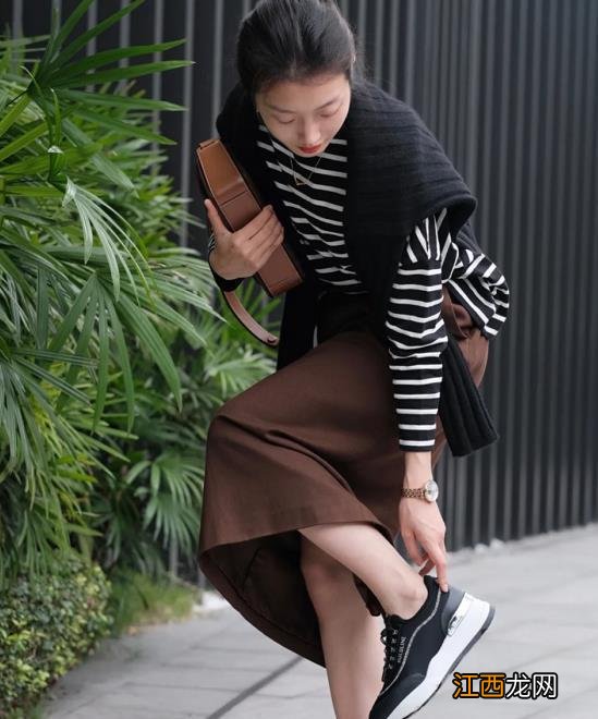 今秋毛衣流行“披着穿”,随性又高级