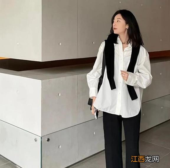 今秋毛衣流行“披着穿”,随性又高级