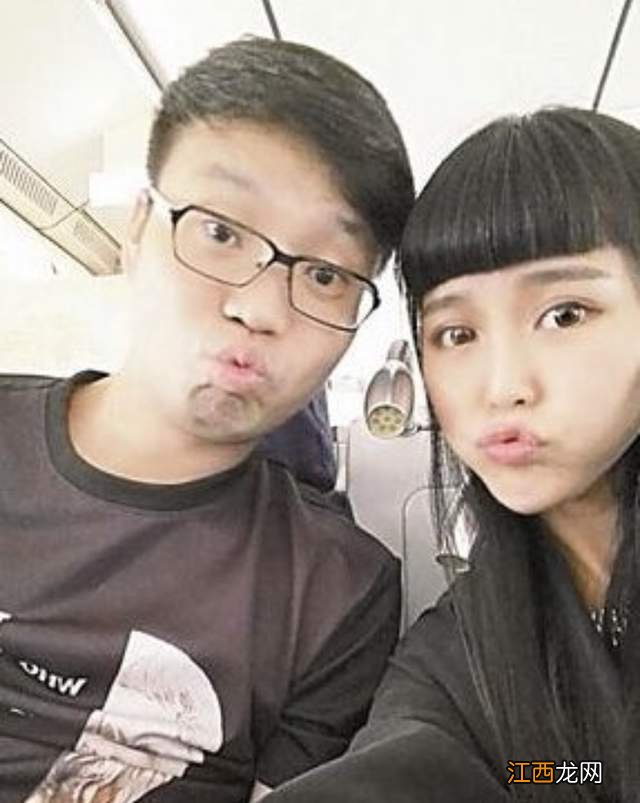 王迅与美女富婆聚餐，豪宅内金碧辉煌似五星酒店，不见小17岁娇妻