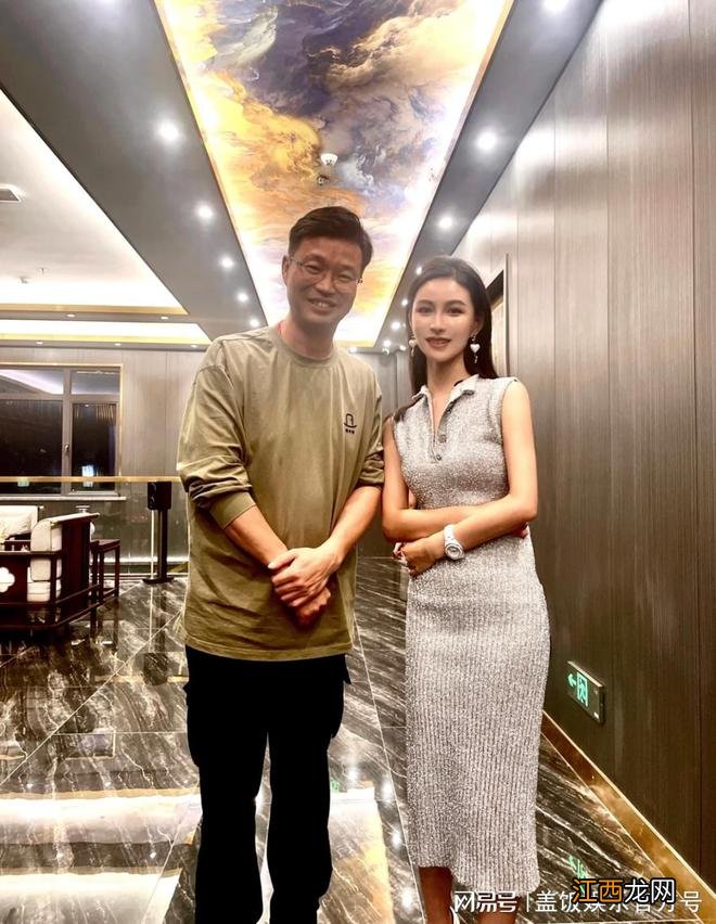 王迅与美女富婆聚餐，豪宅内金碧辉煌似五星酒店，不见小17岁娇妻