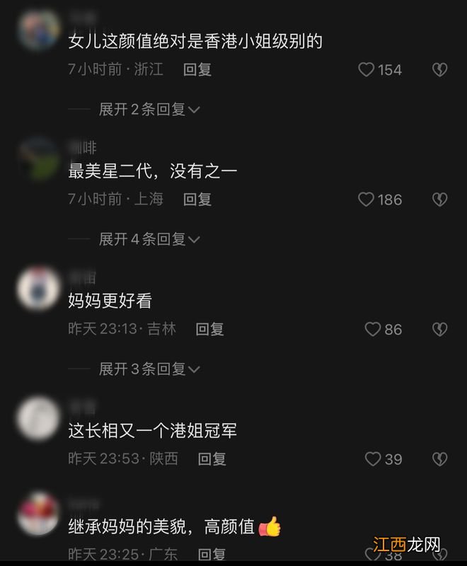 54岁翁虹为15岁女儿庆生，母女俩小露香肩扭腰热舞，同框好似姐妹