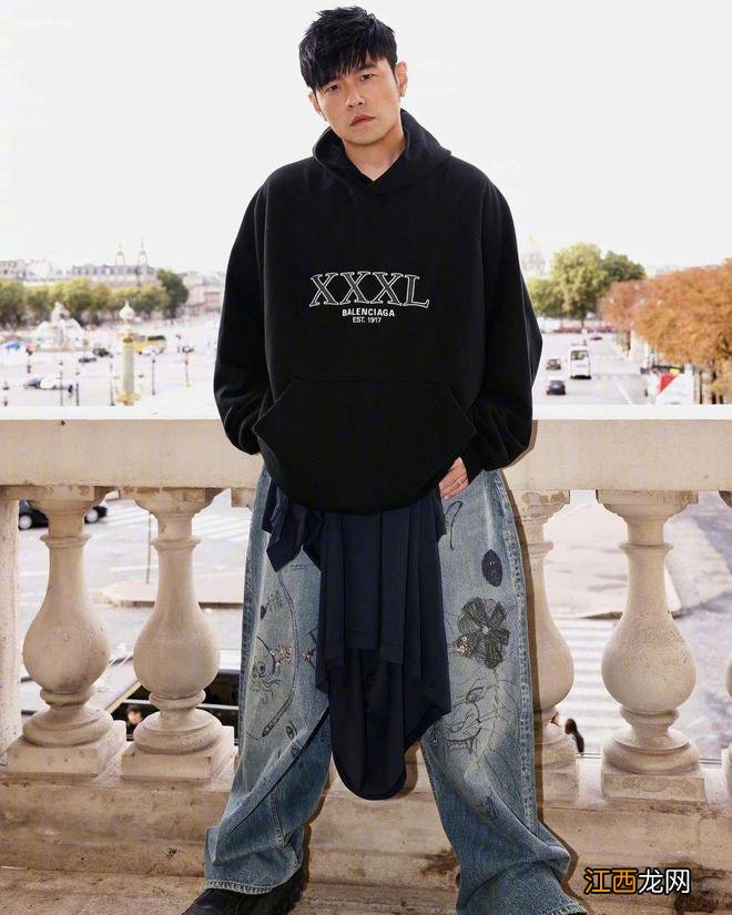 周杰伦晒家庭出游背景照 5岁罗密欧帅气比耶