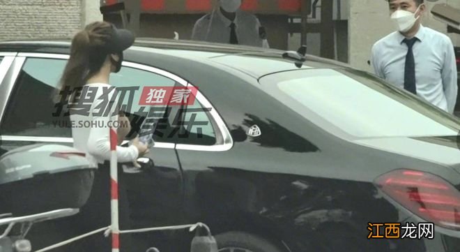 释小龙带妻女外出游玩!妻子身材前凸后翘太火辣,此前两人买豪宅