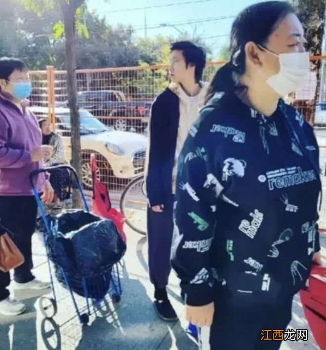 吴绮莉23岁女儿现身多伦多，街头排队领救济品，被曝在唐人街打工