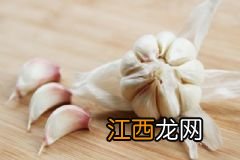 吃了无花果嘴唇烂了是咋回事？怎么吃无花果不容易烂嘴唇？