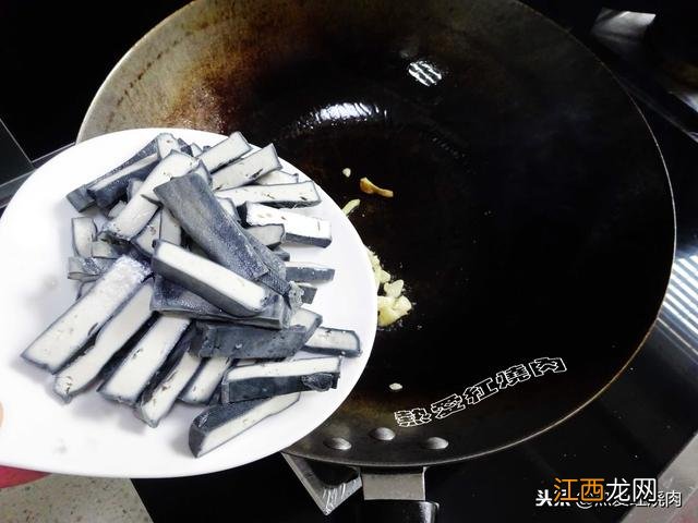 猫刚来家里不吃东西怎么办