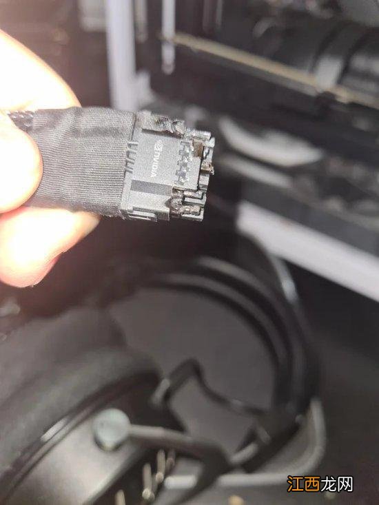 RTX 4090原生线玩《2077》又又又烧了：现场一股糊味