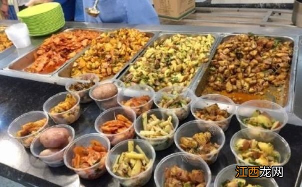 川大食堂摆土豆宴，土豆整个煮熟最受欢迎，土豆有什么功效作用？