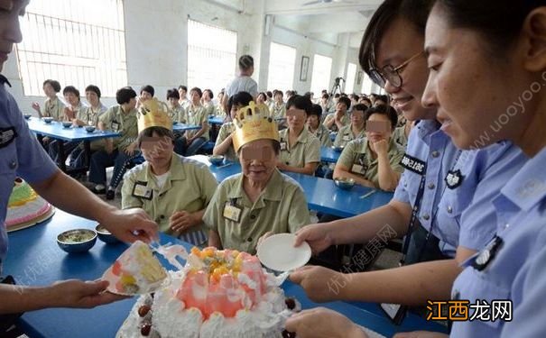 90岁犯人头一回吃生日蛋糕：头一回吃蛋糕，一定认真改造