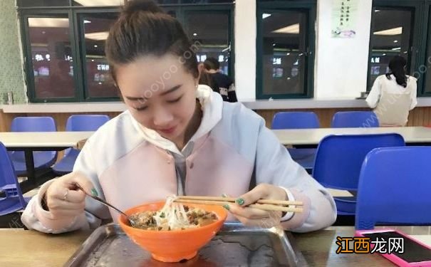 女生吃一个半小饺子快撑死了，女生吃太少有什么坏处？