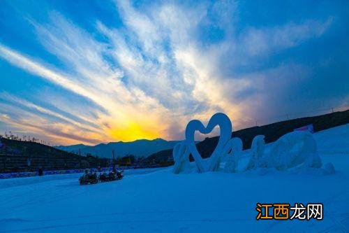 玩冰赏灯迎新年 甘肃榆中“冰雪花灯嘉年华”启幕