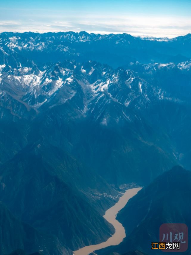 万米高空瞰贡嘎 山势雄壮巍然立